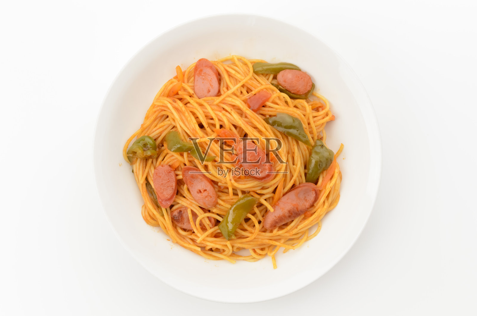 白色盘子里的“那不勒斯”日式意大利面照片摄影图片