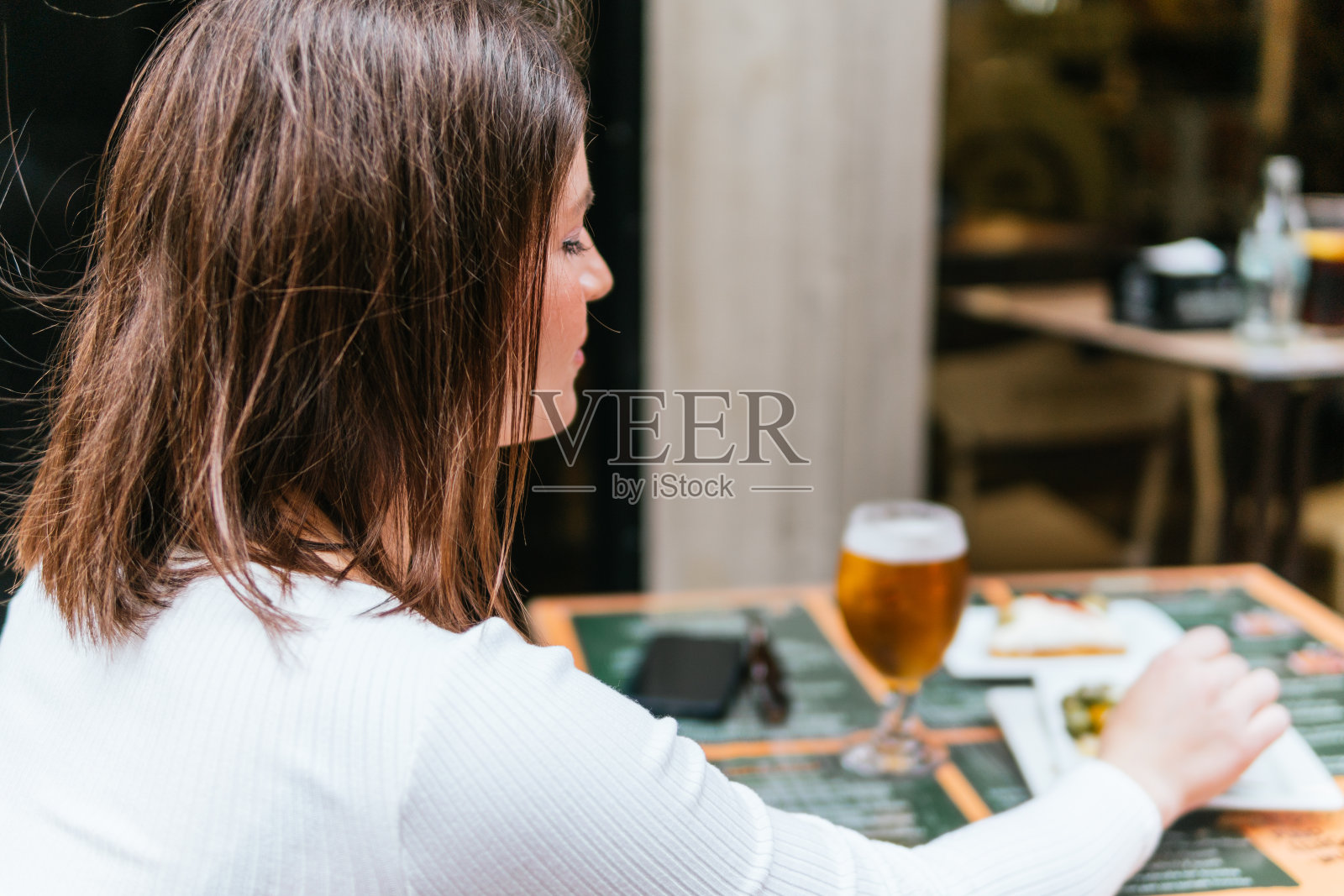 在餐厅享用美酒佳肴的女子照片摄影图片