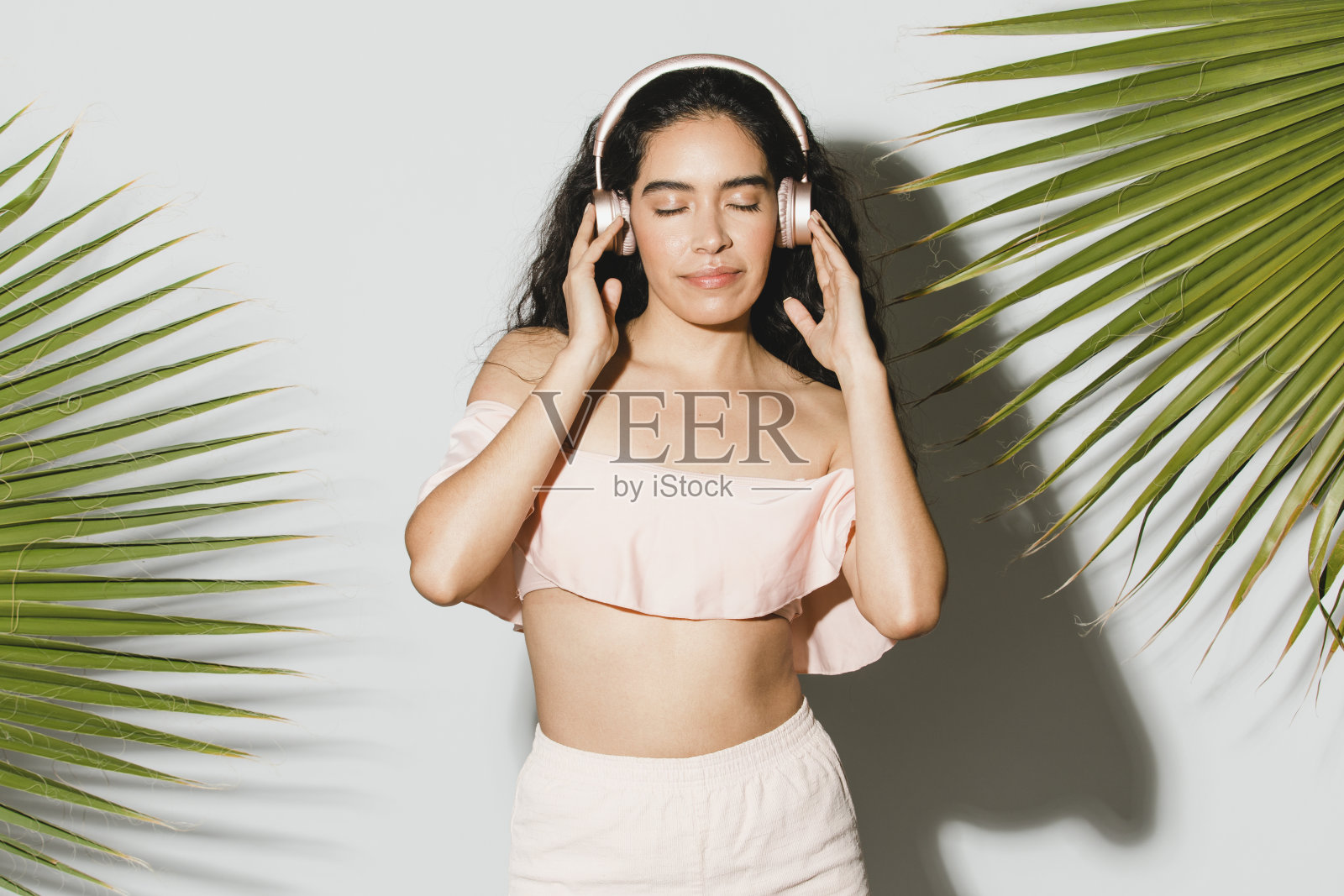 戴着耳机听音乐的女人照片摄影图片