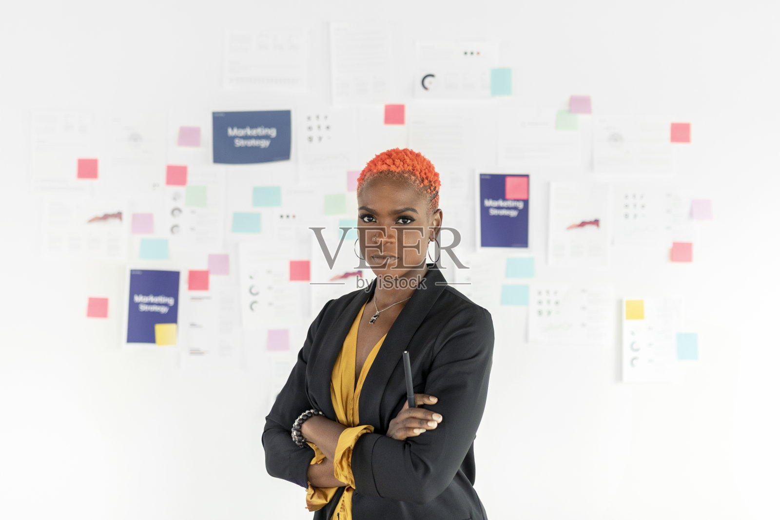 酷酷的黑人女商人在策划营销策略照片摄影图片