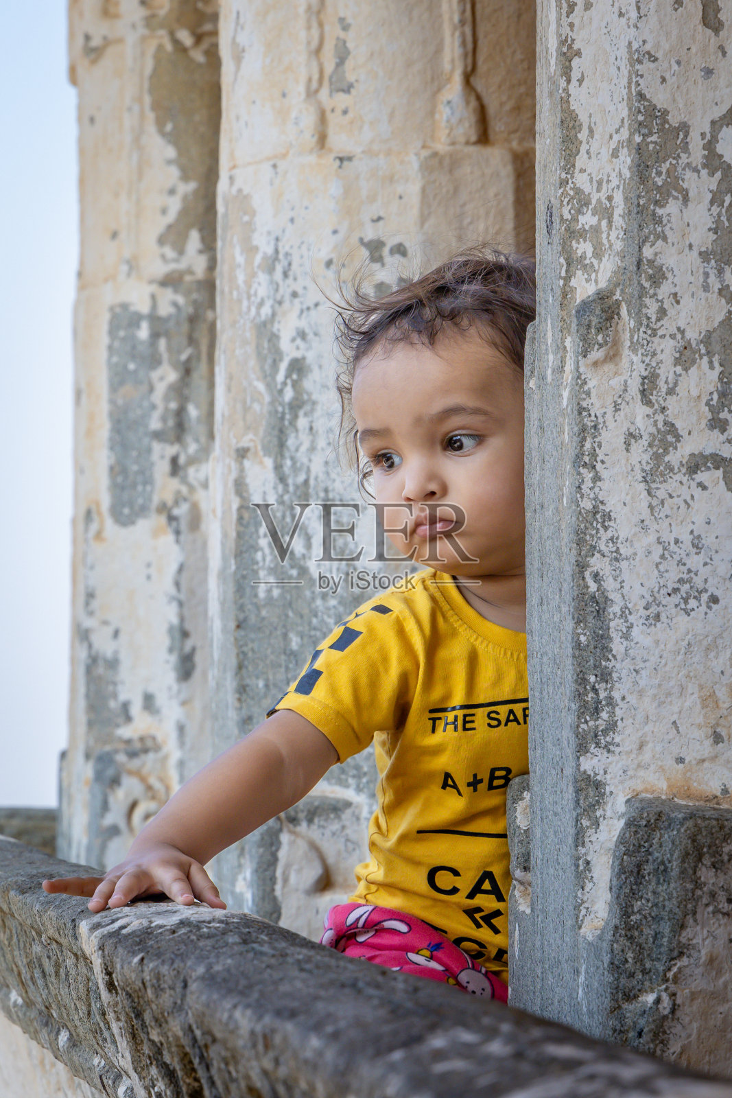 天真无邪的孩子在清晨从平角度在户外可爱的表情照片摄影图片