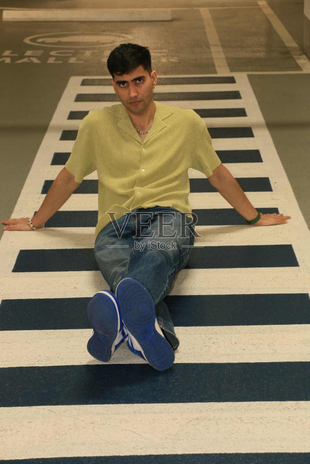 坐在人行横道上照片摄影图片