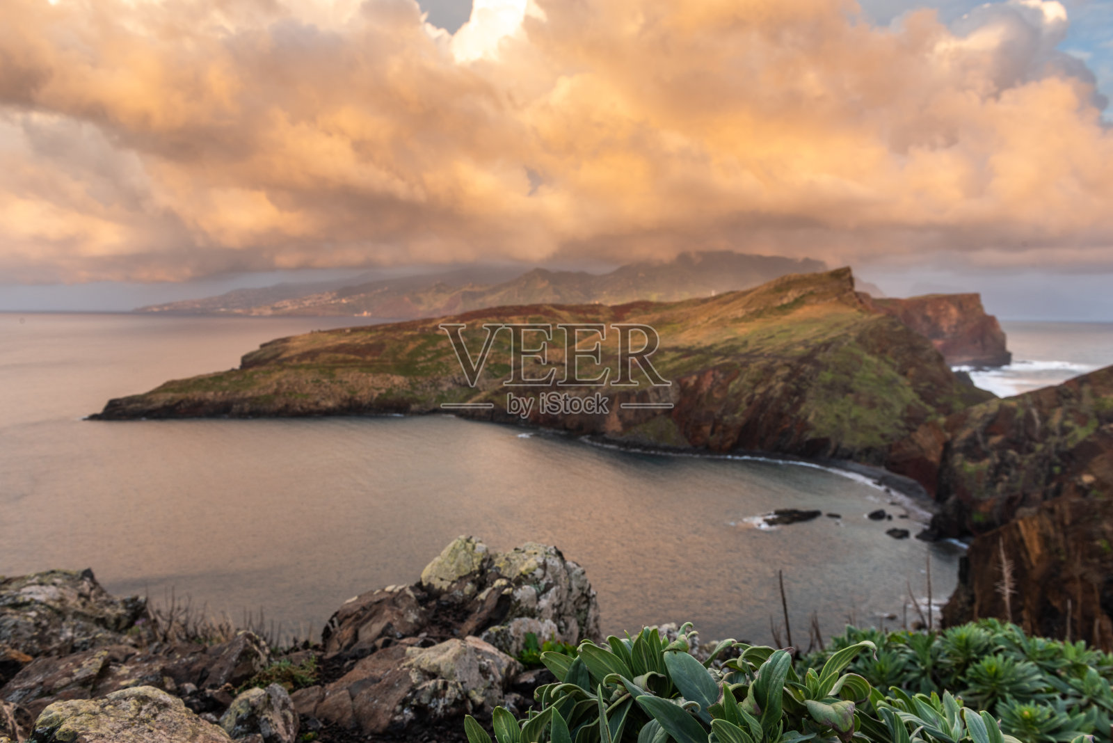 日出时分，在葡萄牙马德拉岛的圣洛伦索进行美丽的徒步旅行。照片摄影图片