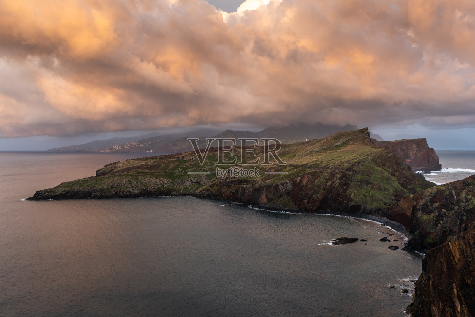 日出时分，在葡萄牙马德拉岛的圣洛伦索进行美丽的徒步旅行。照片摄影图片