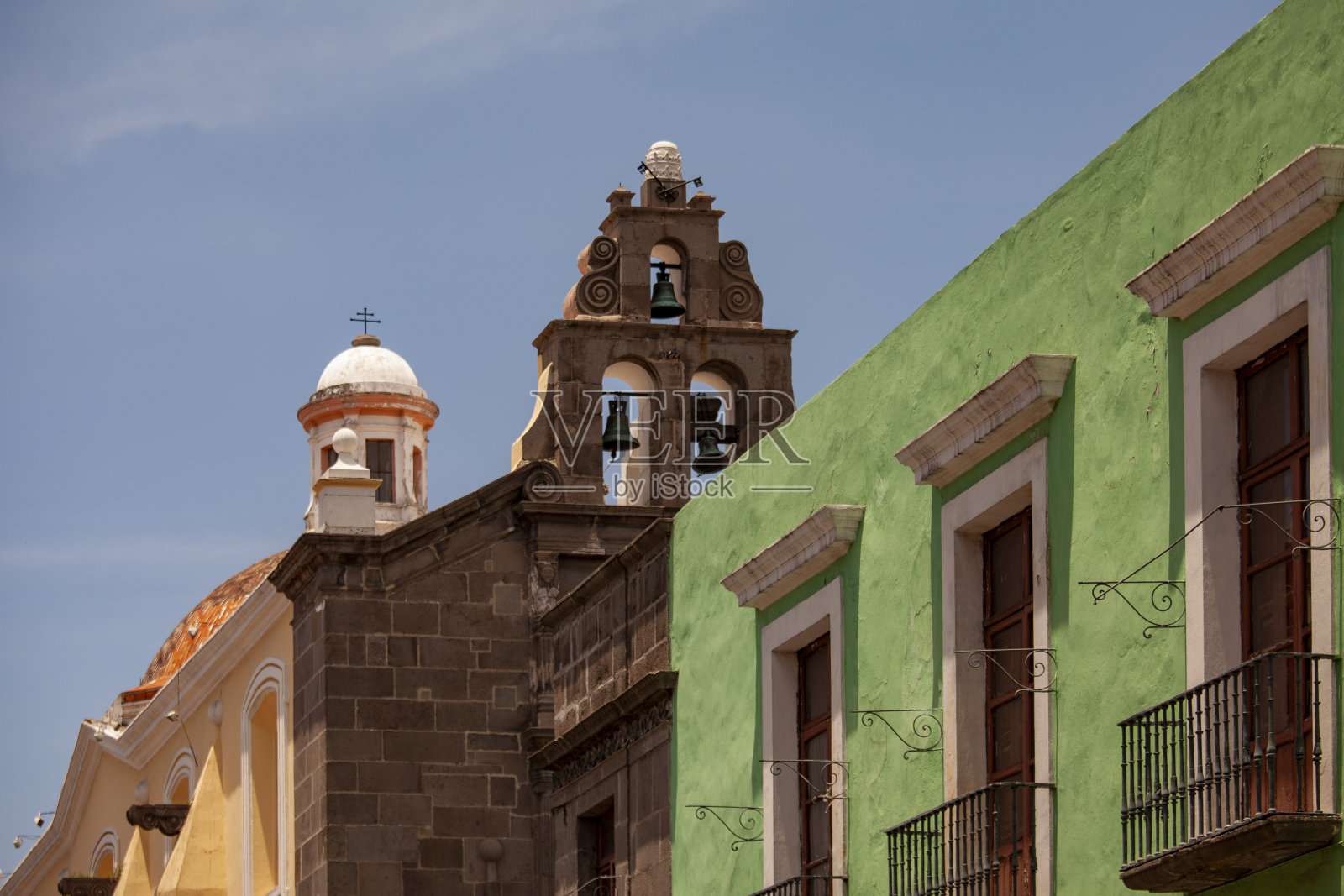 墨西哥普埃布拉州普埃布拉市的教堂钟楼照片摄影图片