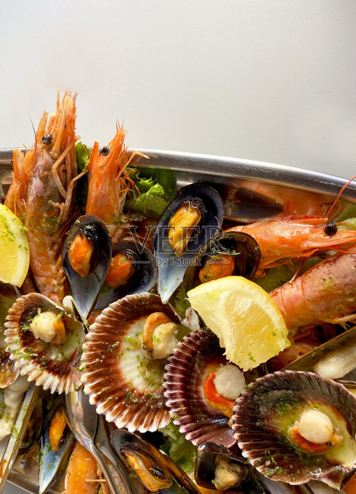 什锦美味的烤海鲜。餐厅海洋美食大餐。照片摄影图片