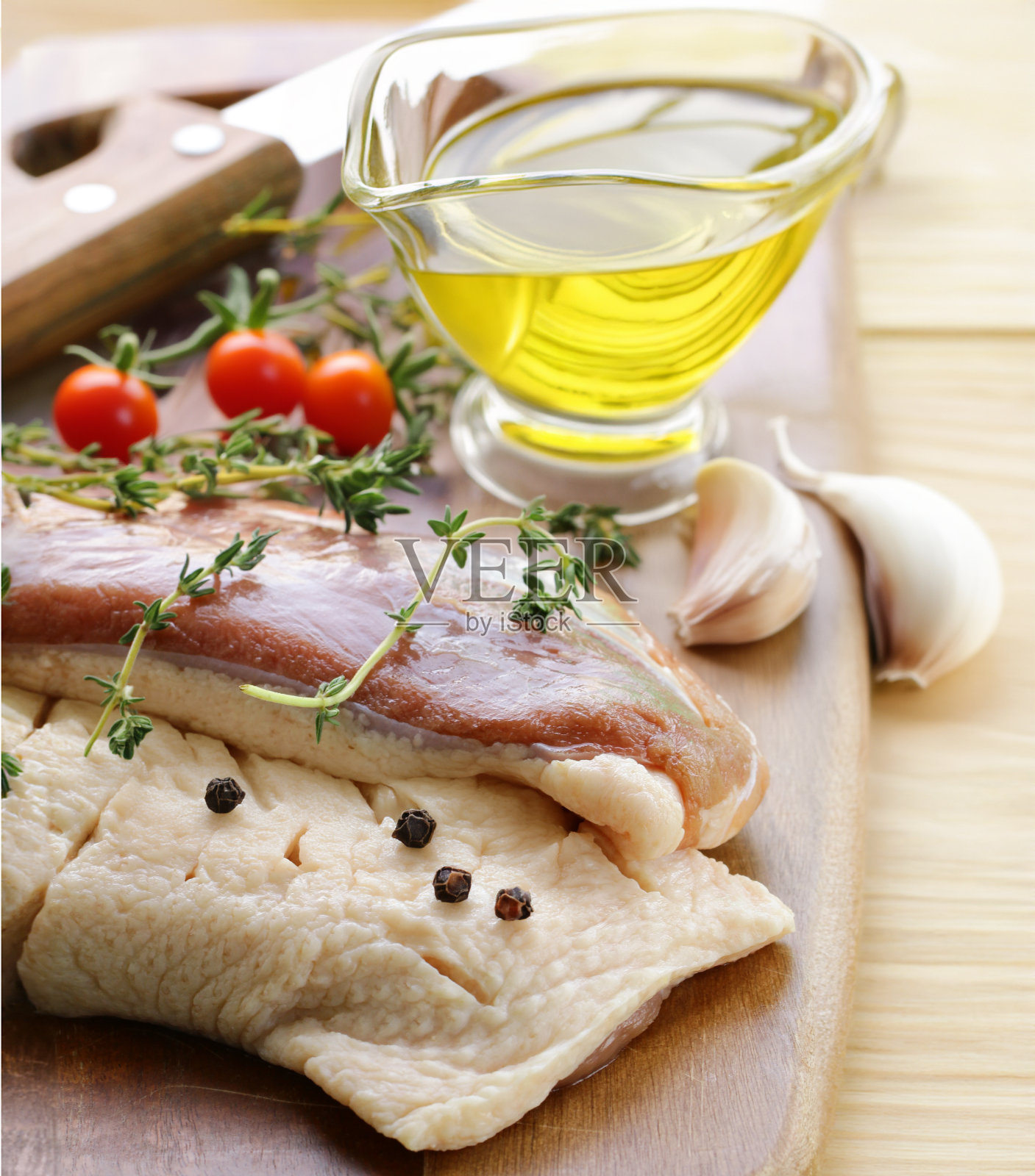 生鸭片加香料，放在木板上照片摄影图片