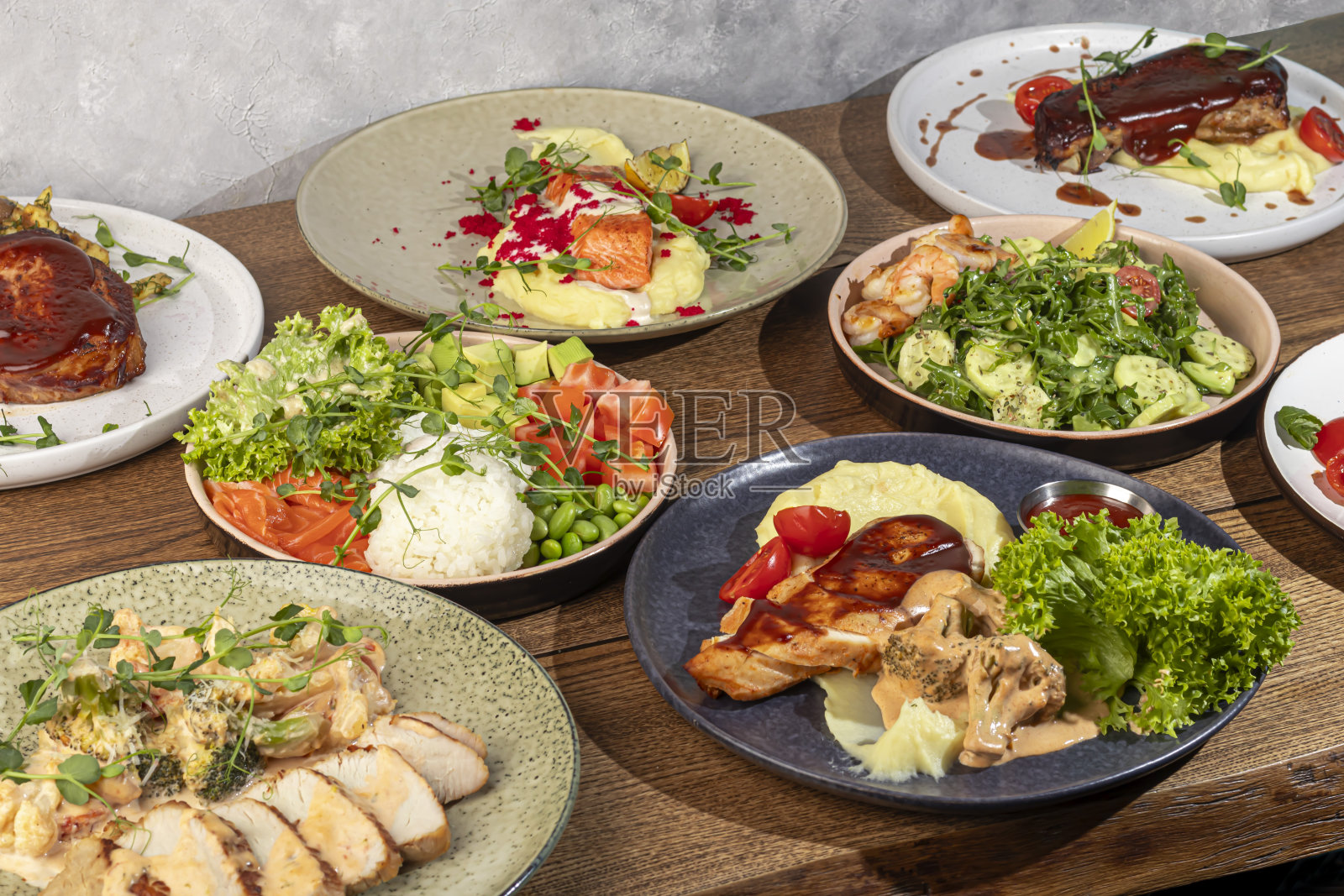 菜单上的菜式沙拉和开胃菜，主菜和肉类配菜照片摄影图片