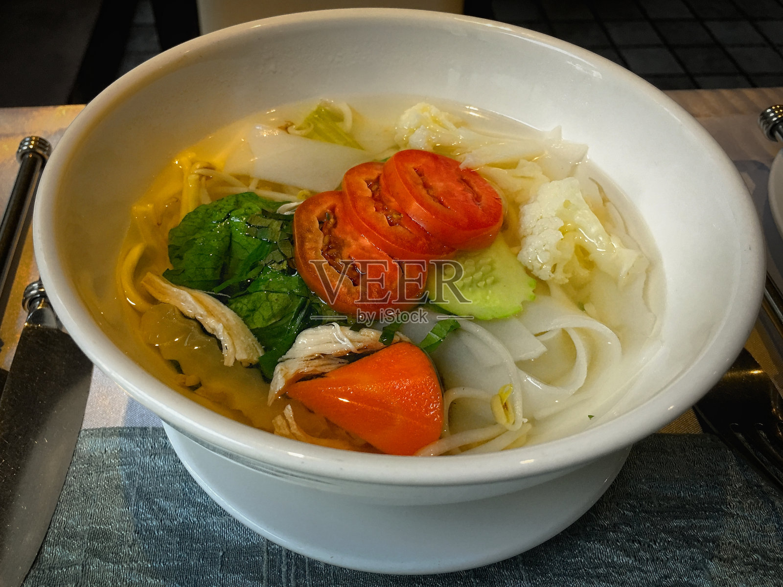 越南河粉汤配鸡肉和新鲜蔬菜照片摄影图片