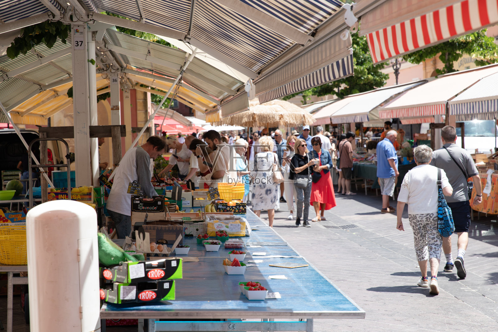 萨列亚球场繁忙的集市日照片摄影图片