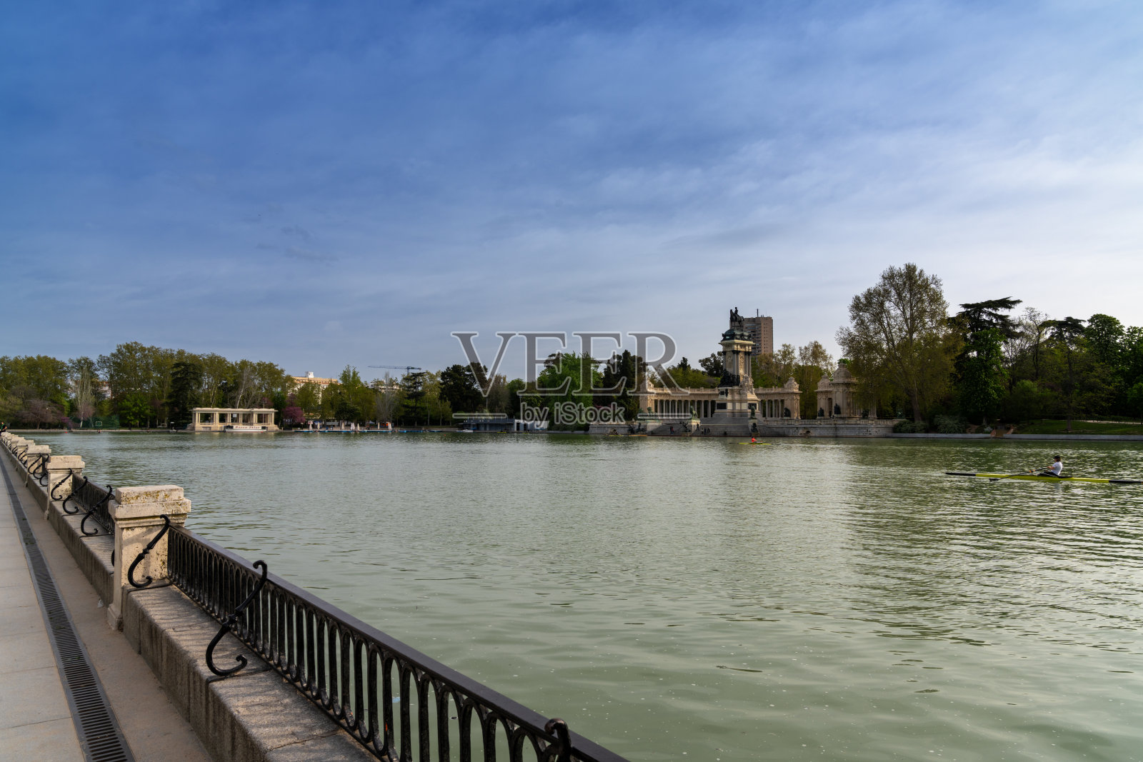 阿方索十二世纪念碑和划船池在马德里市中心的雷蒂罗公园照片摄影图片
