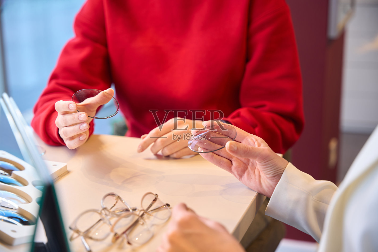 女人们正在寻找眼镜框架的镜片照片摄影图片