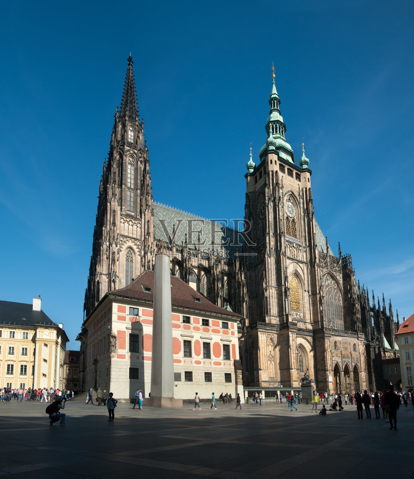 历史中心广场上的哥特式大教堂照片摄影图片