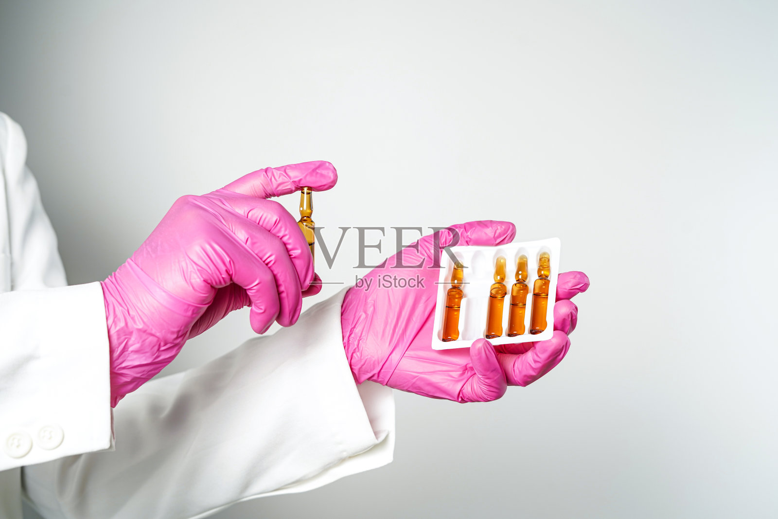 医生或科学家手持药瓶、疫苗和注射用的瓶子照片摄影图片