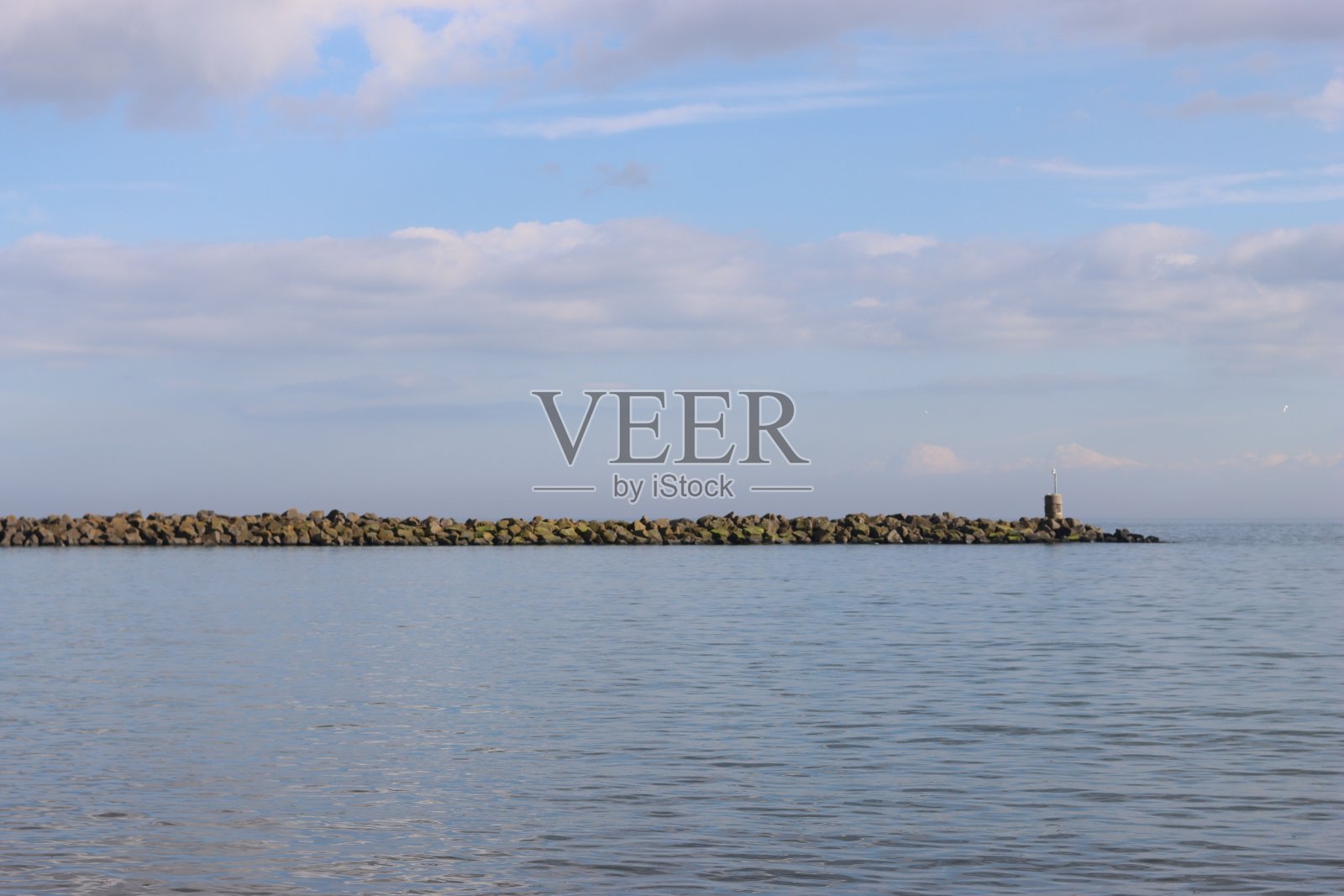 保护沿海城镇的长石制防波堤照片摄影图片