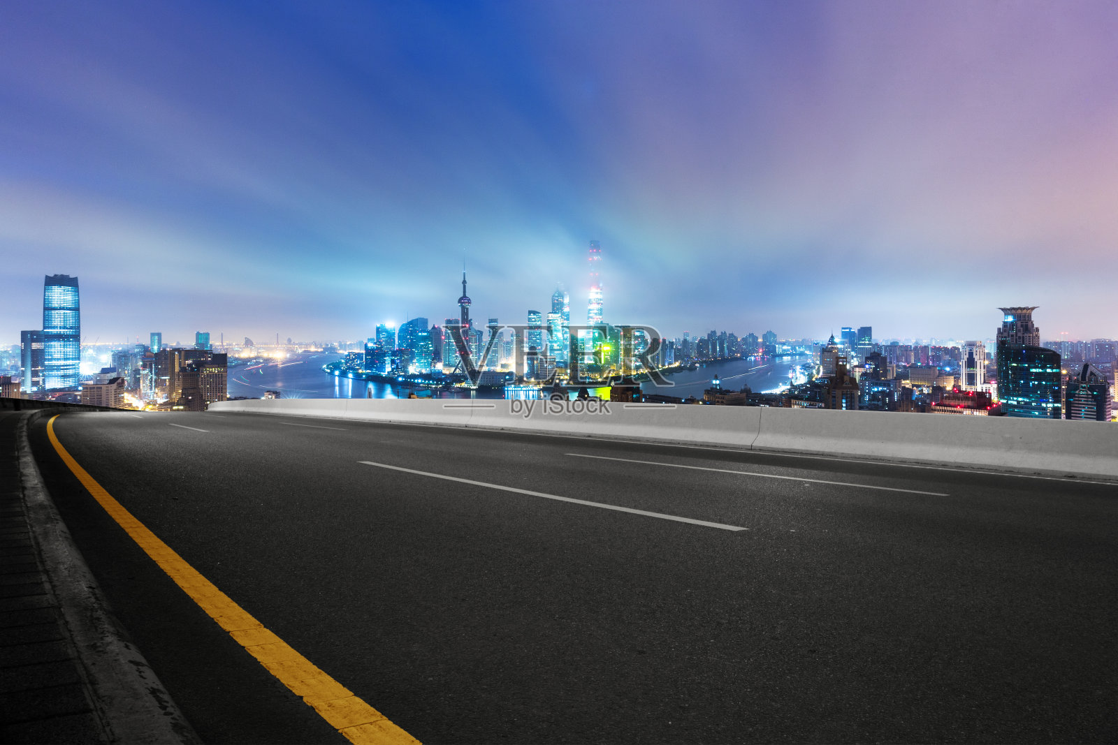 柏油路和现代都市夜景照片摄影图片