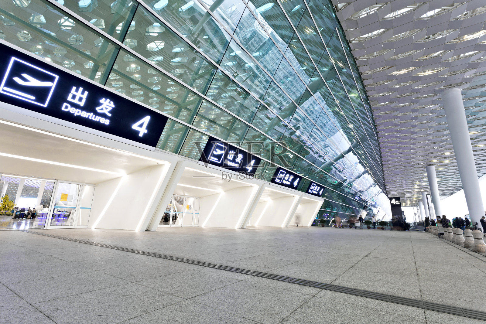 机场大楼门前道路照片摄影图片