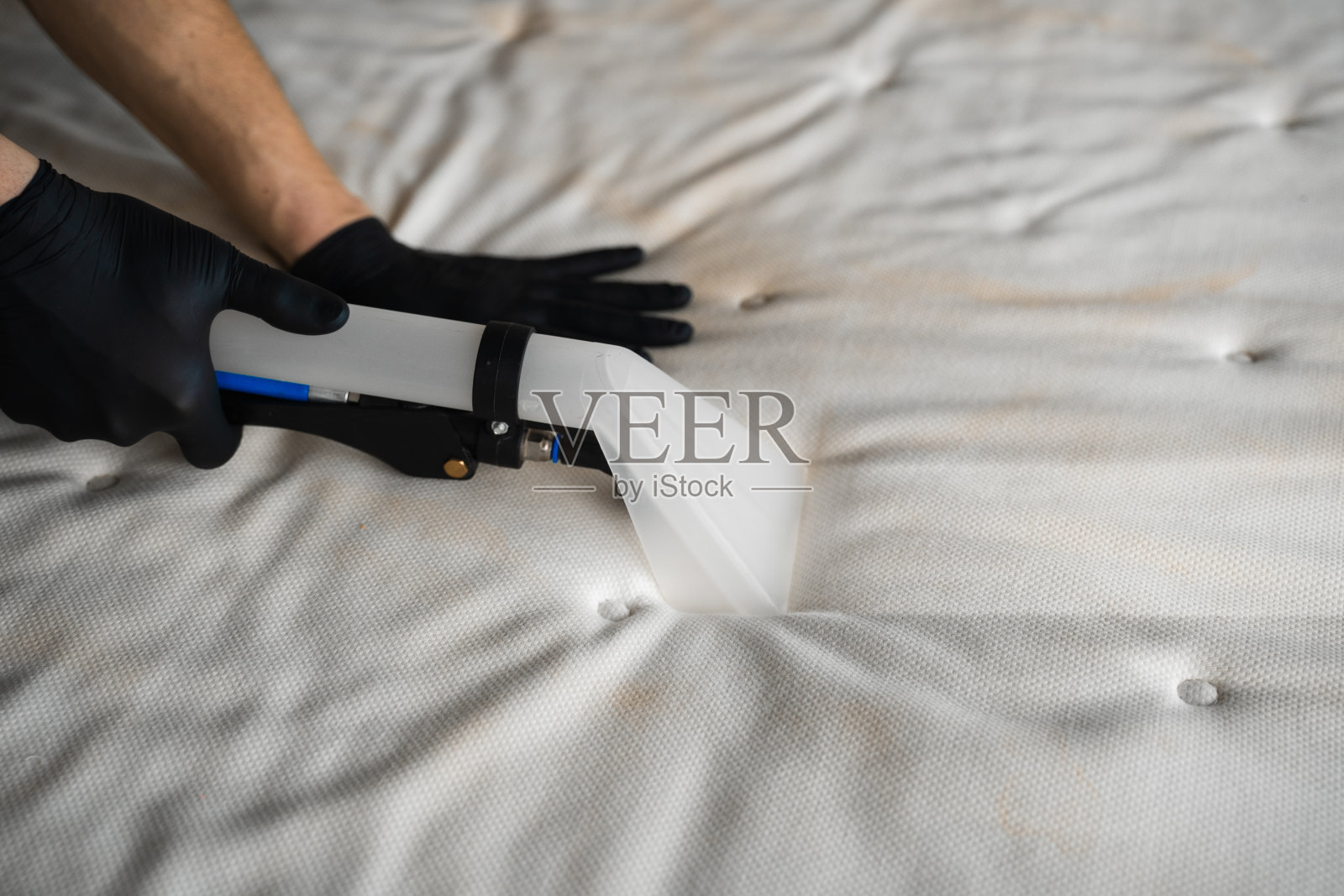 床垫清洁与提取器在家里。用萃取机干洗，去除家俱上的污渍、灰尘和污垢。照片摄影图片