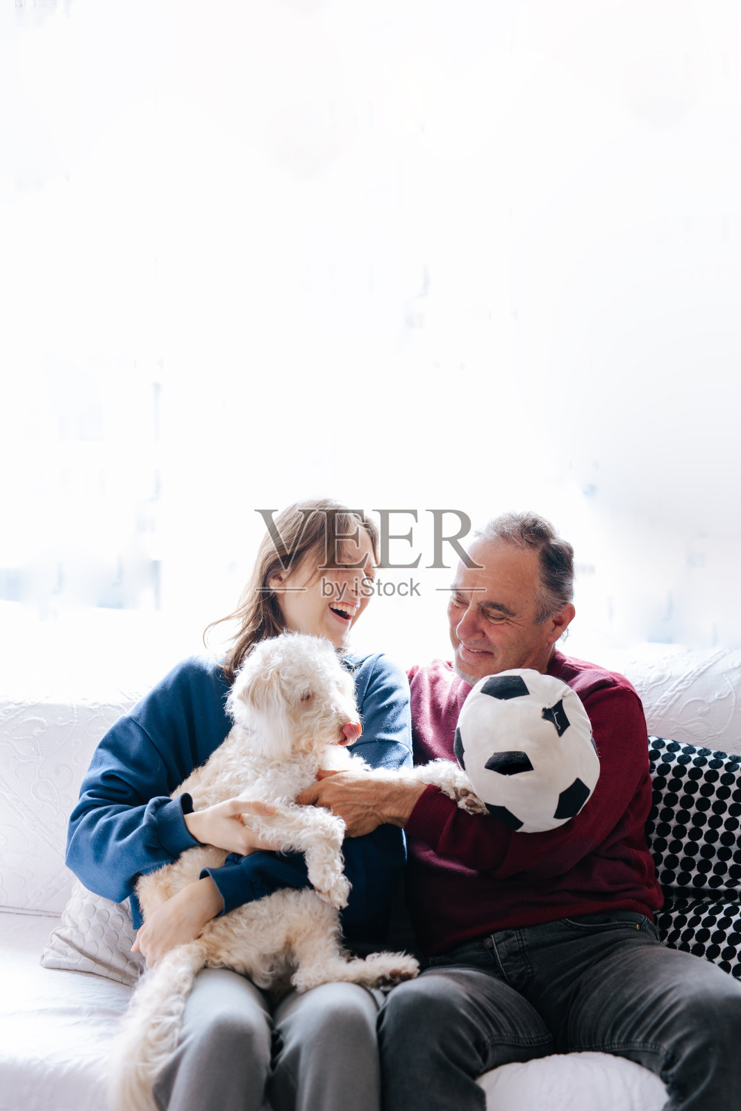 父女向他们的宠物狗表达爱意照片摄影图片