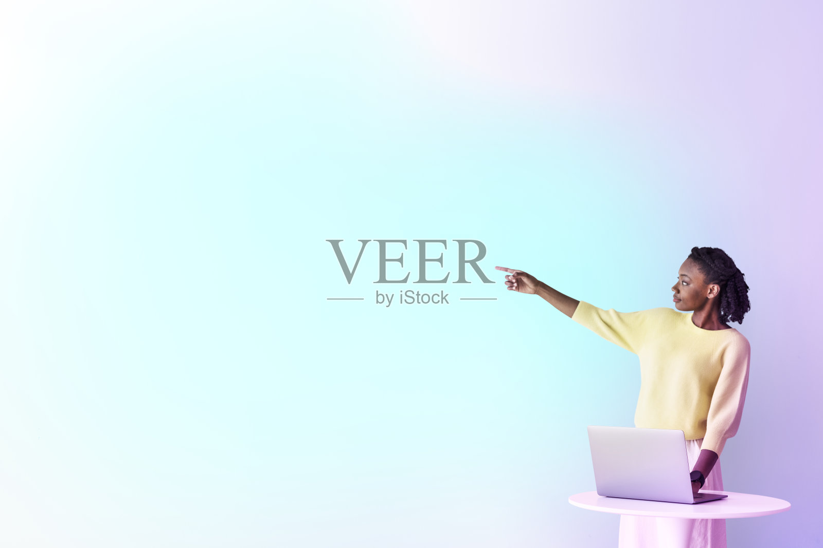 带演示者的空白投影屏幕照片摄影图片