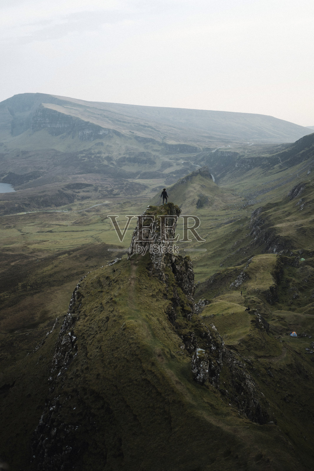 一名女登山者在苏格兰斯凯岛奎朗照片摄影图片