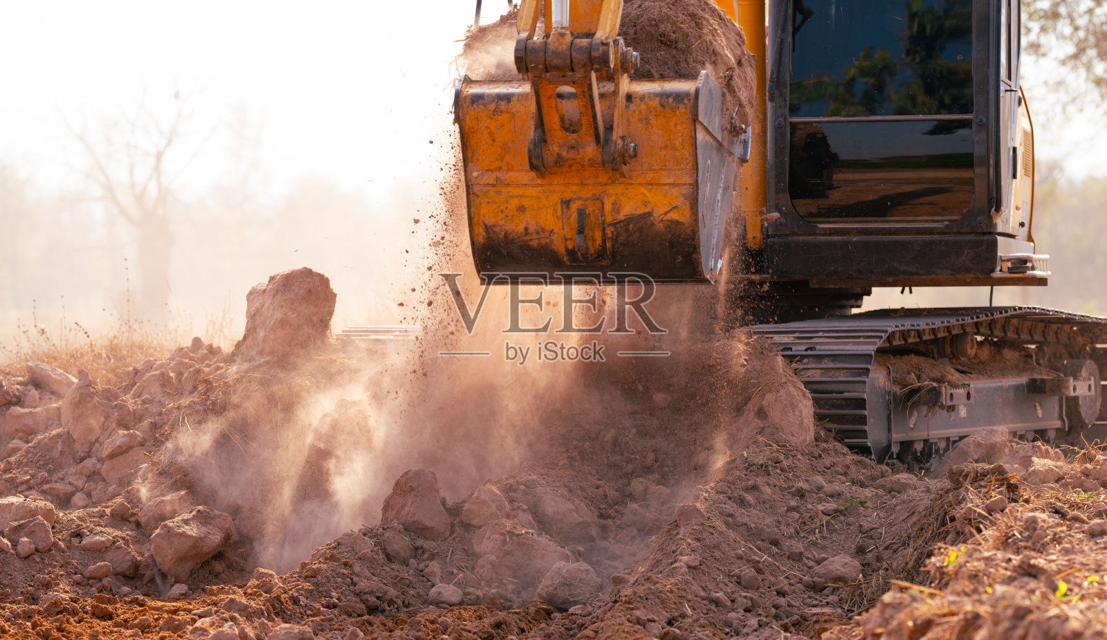 施工现场挖掘机特写。反铲挖土及土方施工业务。挖掘机在工作。土方搬运和施工现场开发的重型机械照片摄影图片