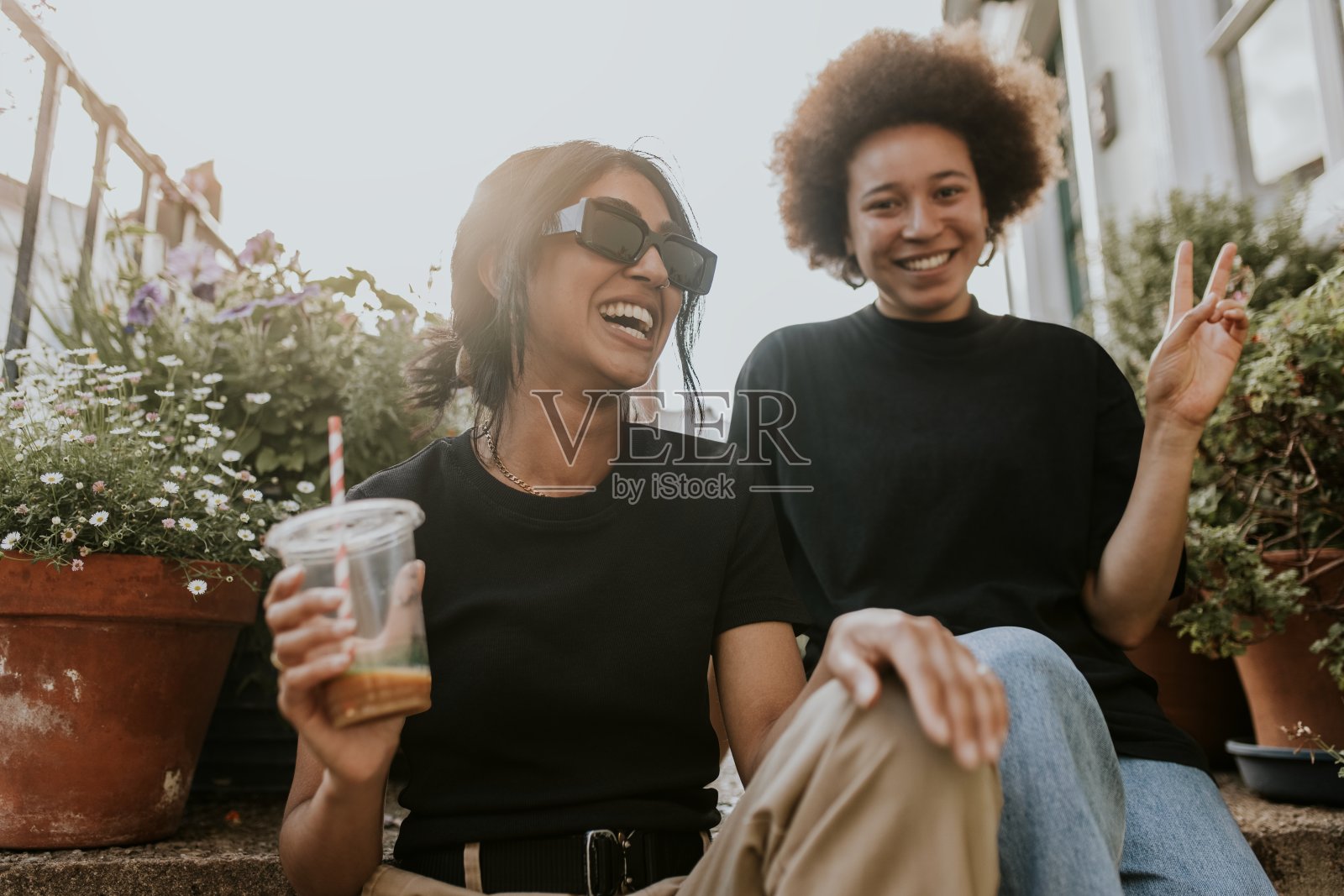 两个朋友边喝咖啡边坐着聊天照片摄影图片