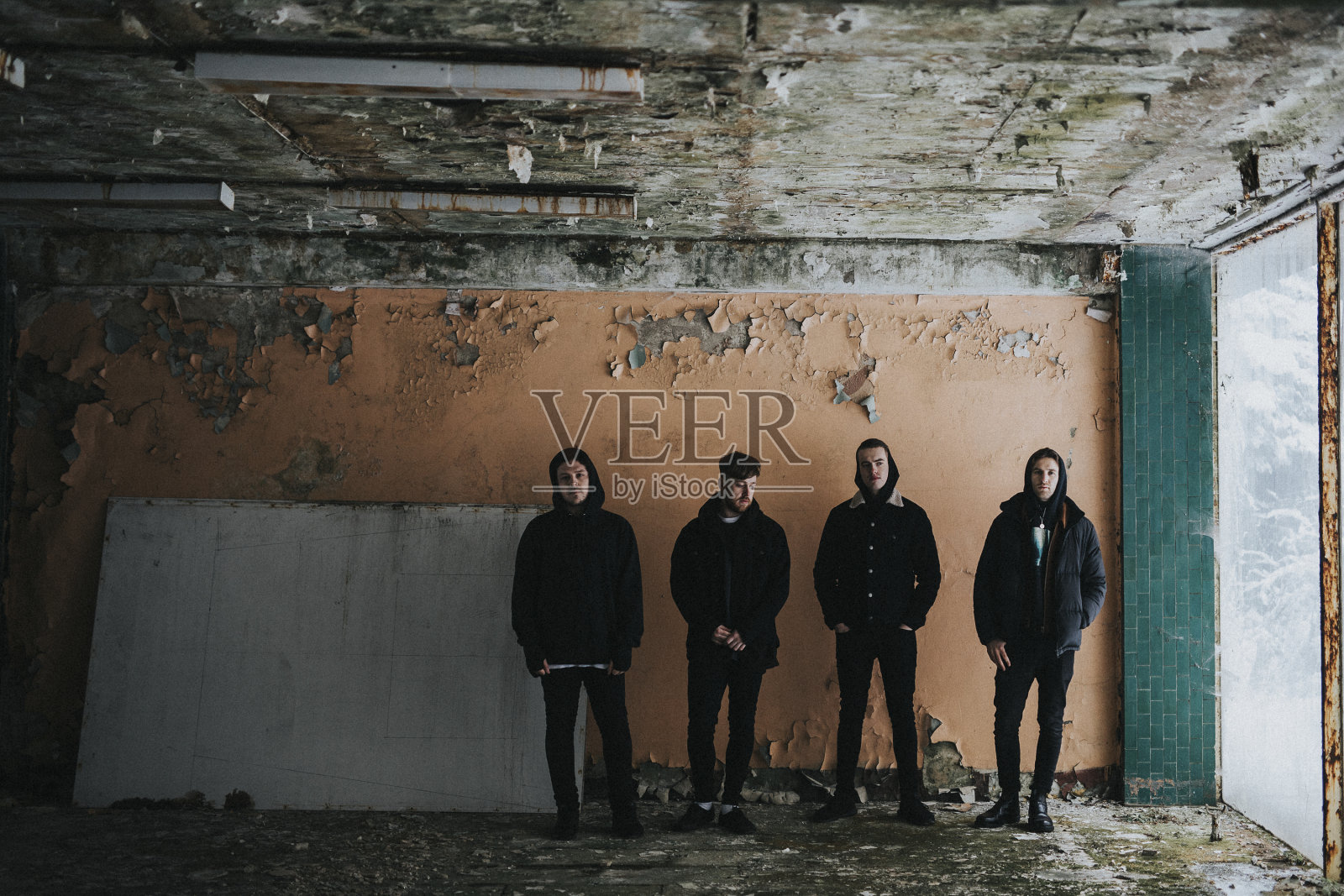 人们站在空荡荡的老房子里照片摄影图片