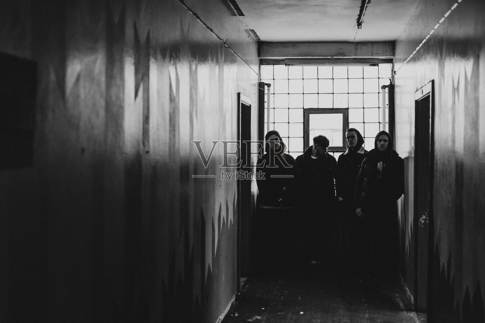 《孤独的世界》的剧照。照片摄影图片