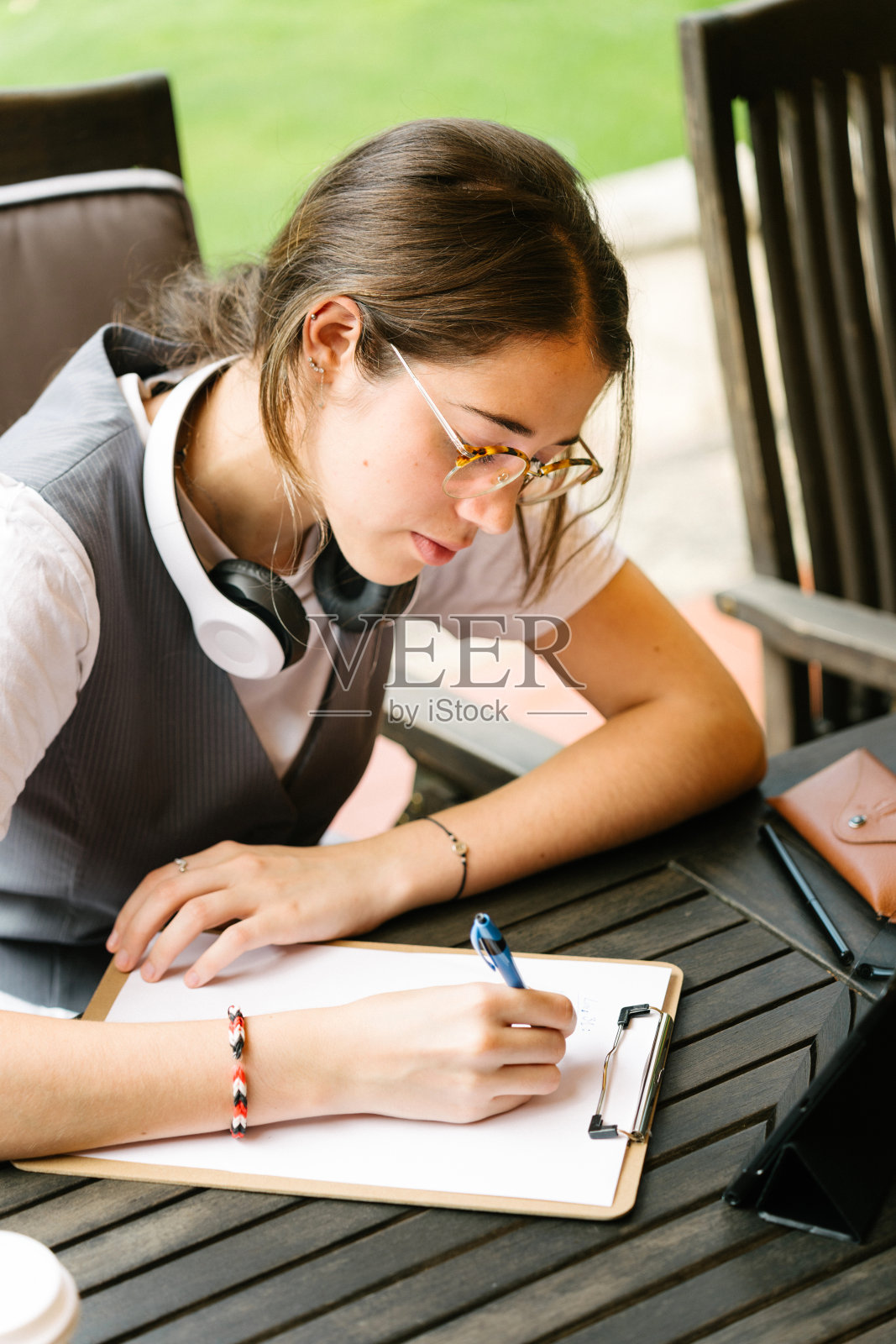 年轻女子在户外用平板电脑复习期末考试照片摄影图片