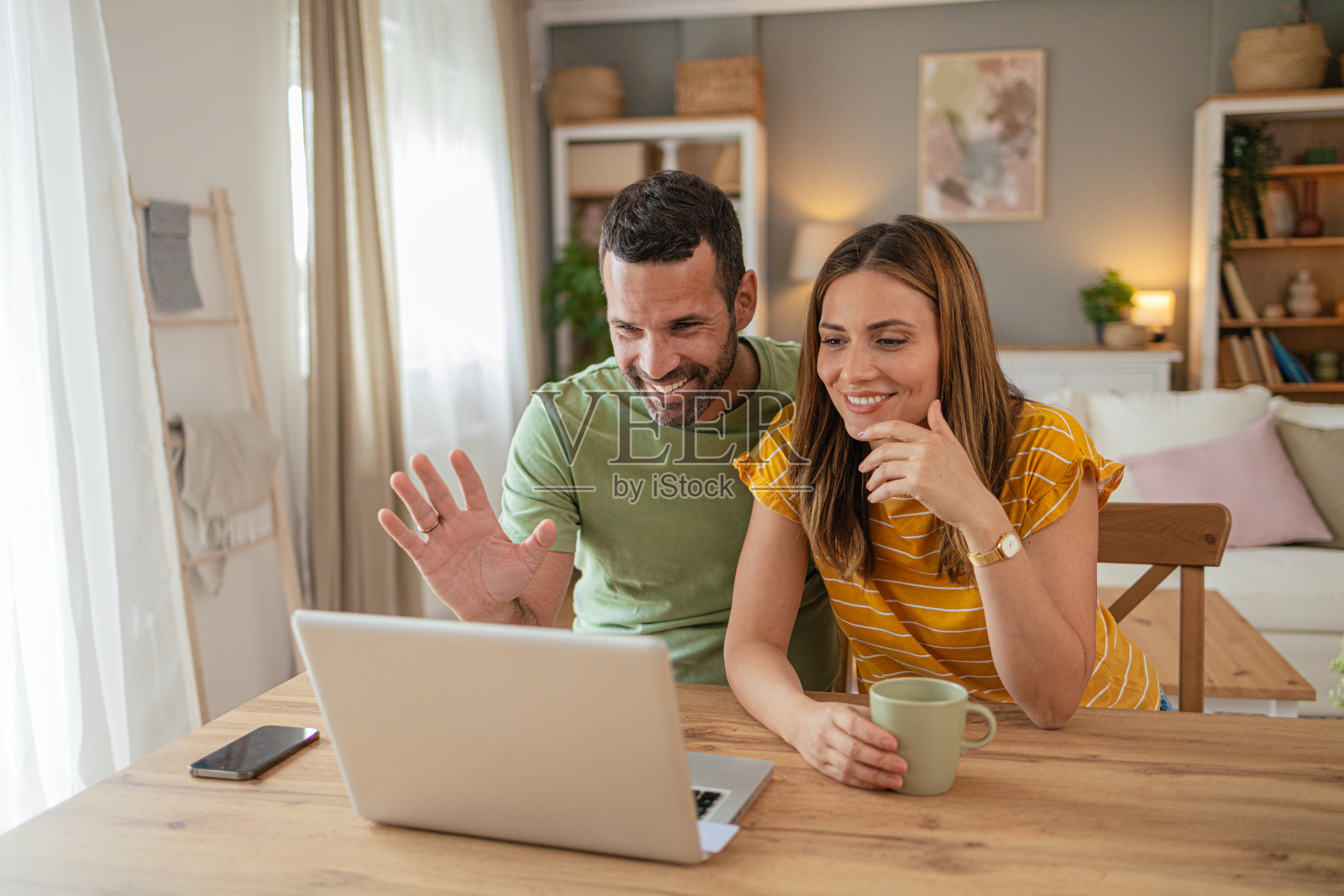 一对夫妇在家用笔记本电脑在网上预订房间照片摄影图片