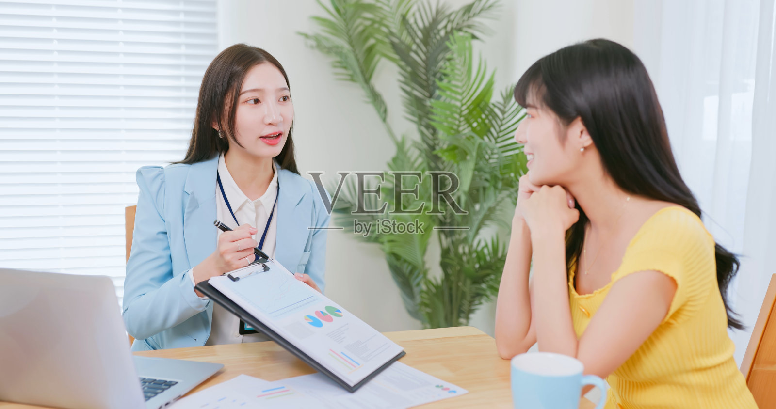 银行财务顾问与客户照片摄影图片