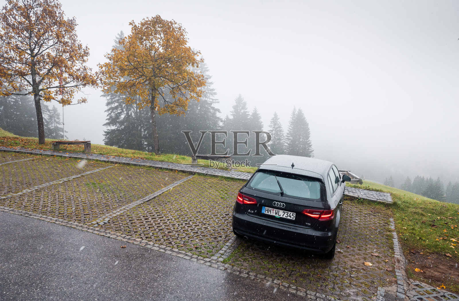 黑色奥迪A3停在阿尔卑斯山口的一侧照片摄影图片