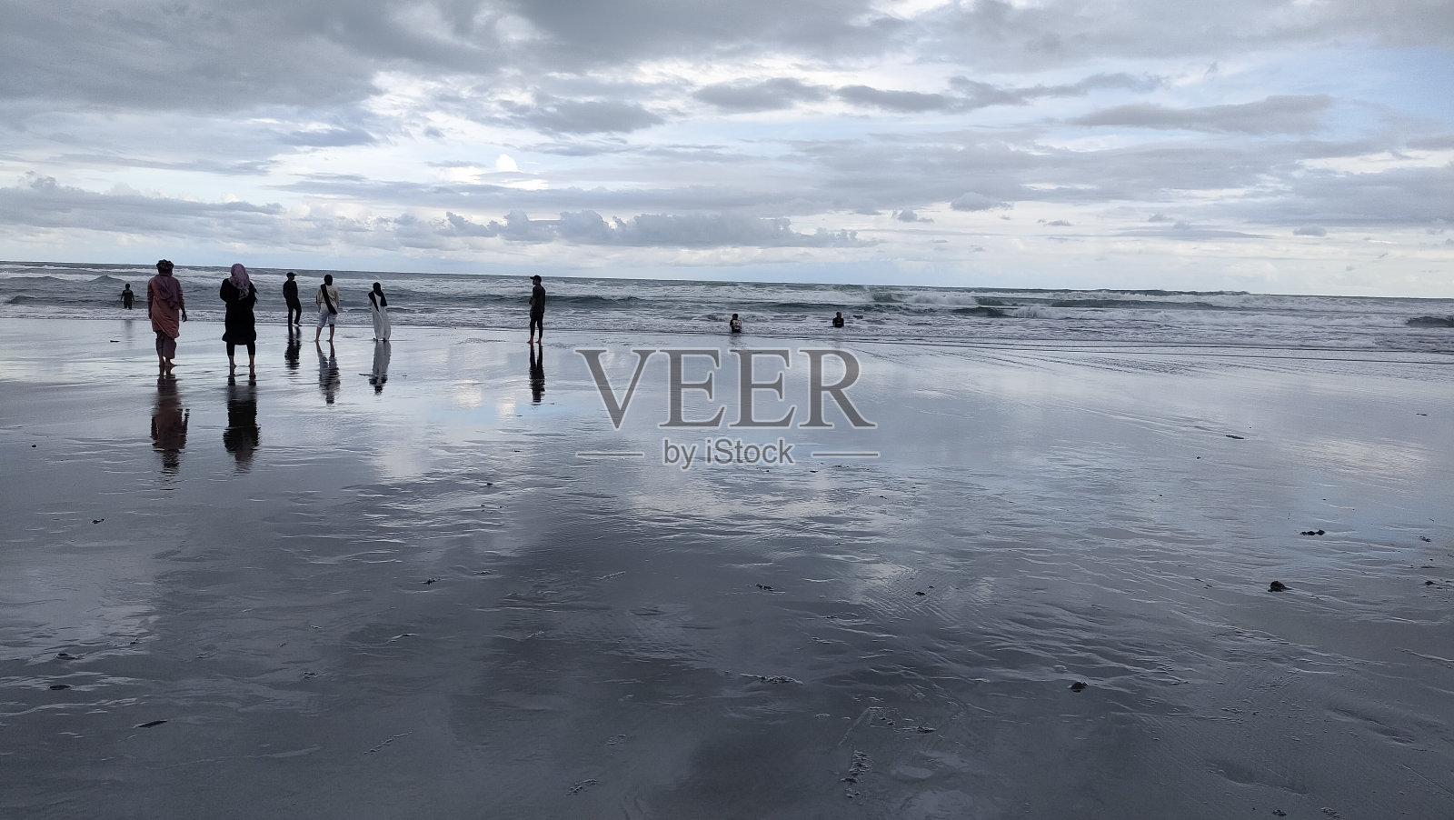 印度尼西亚Parangtritis海滩——2024年4月10日:游客熙熙攘攘的Parangtritis海滩的气氛照片摄影图片