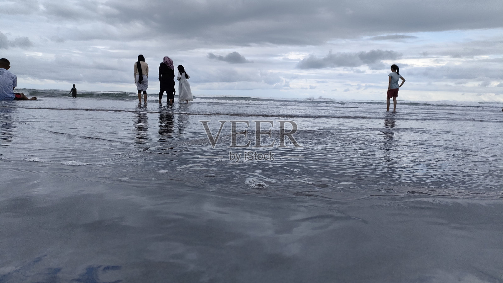 印度尼西亚Parangtritis海滩——2024年4月10日:游客熙熙攘攘的Parangtritis海滩的气氛照片摄影图片