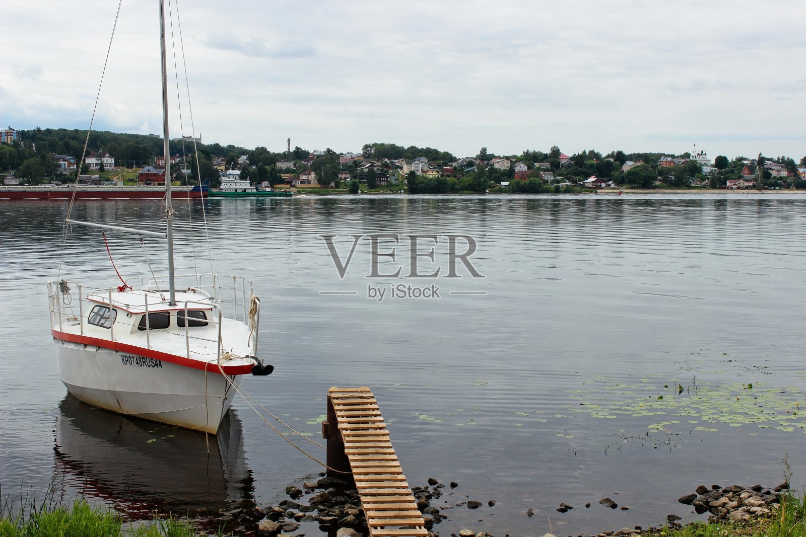 河景,白色游艇和码头。照片摄影图片
