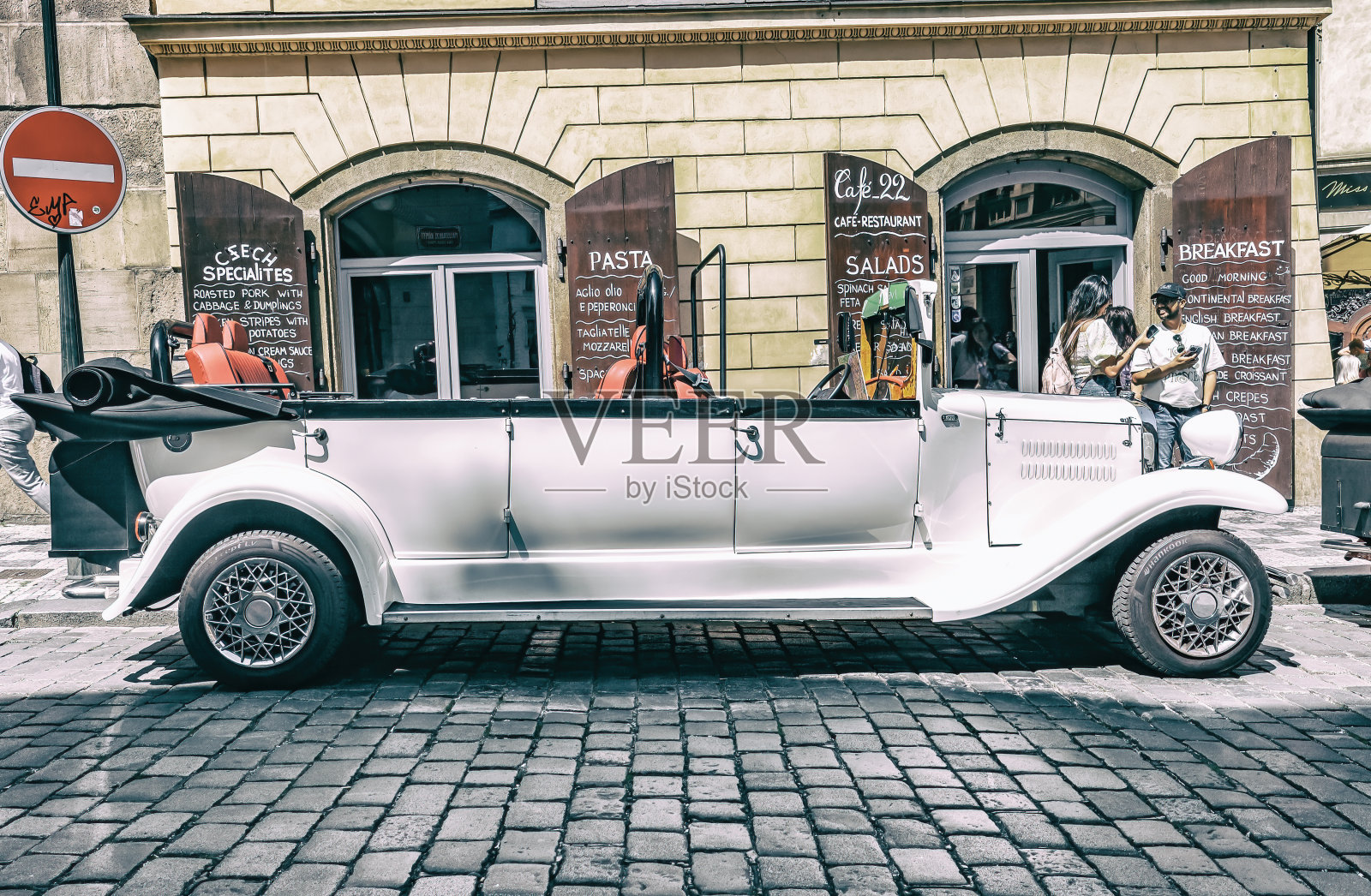 捷克共和国,布拉格老城区的柏油路上停着一辆白色老爷车照片摄影图片