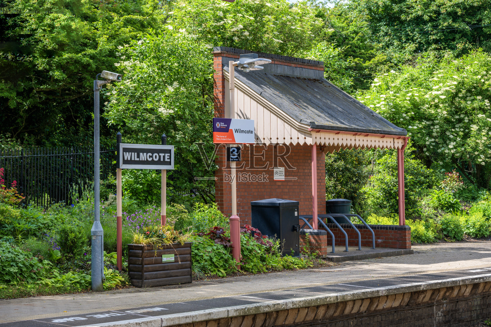 铁路-英国乡村的柴油动力火车站。照片摄影图片