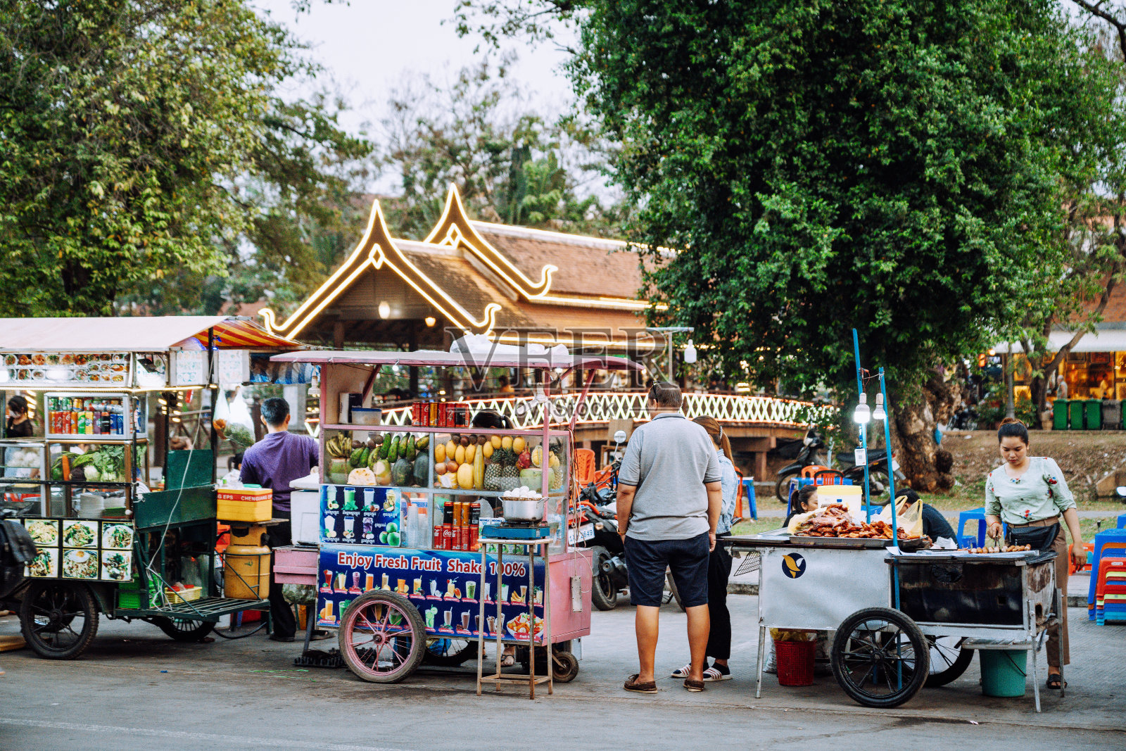 2023年2月25日，柬埔寨暹粒街头小吃摊贩照片摄影图片