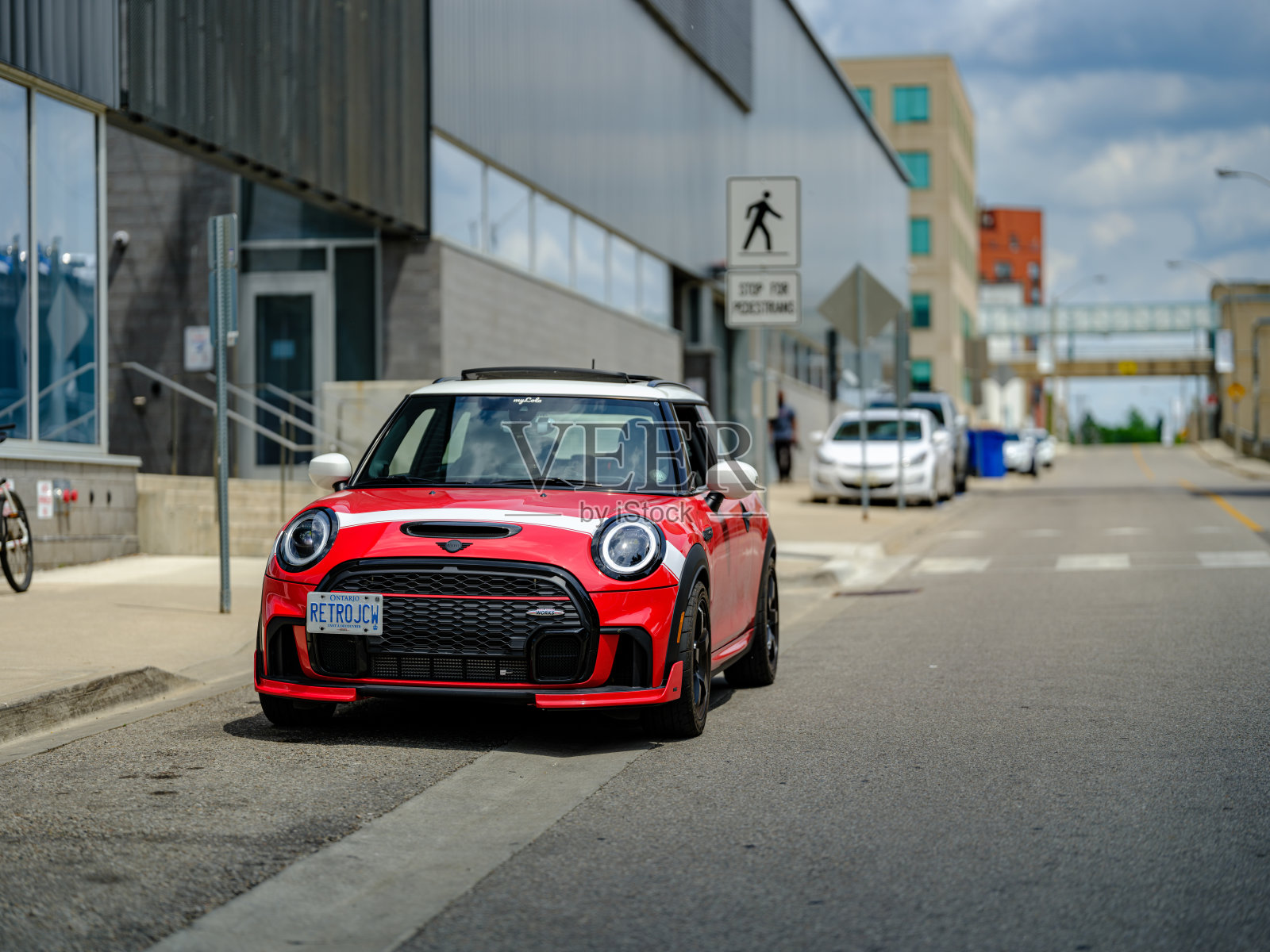 2023 MINI COOPER JCW在城市街道上照片摄影图片