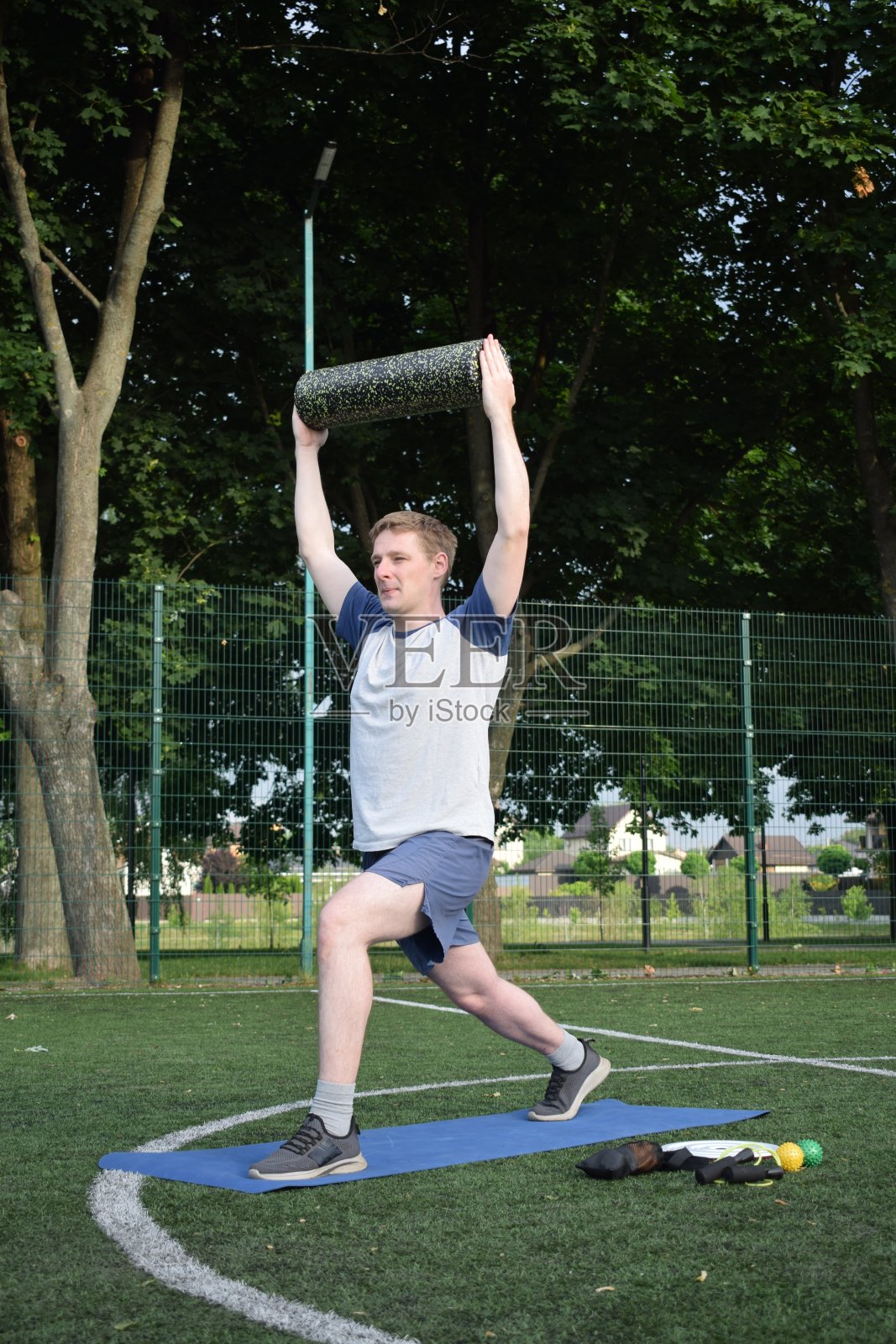 一名男运动员早上在运动场上锻炼照片摄影图片