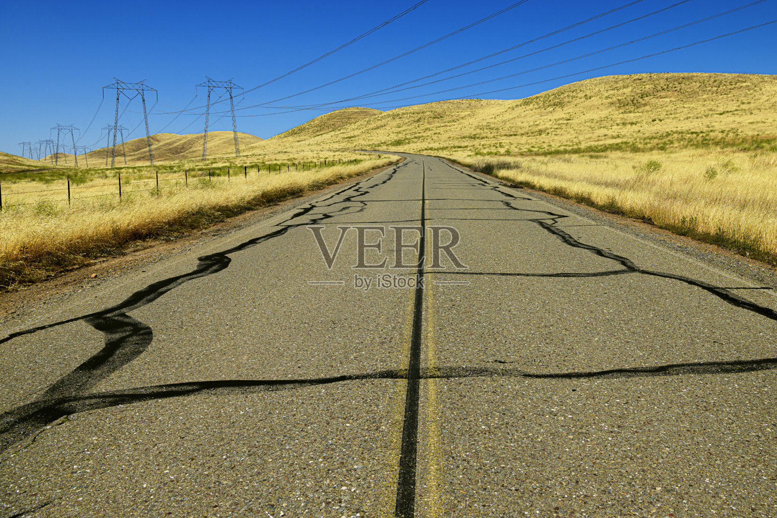 乡村小路蜿蜒穿过群山照片摄影图片