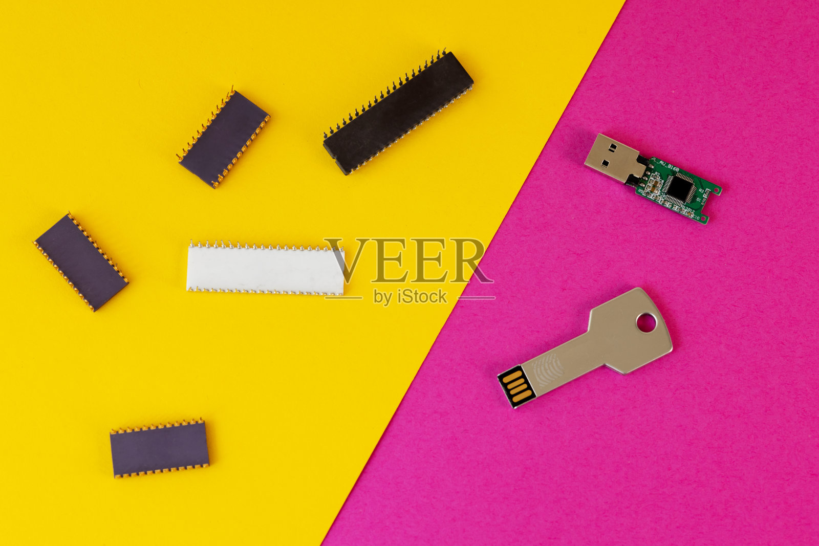 闪存卡在钥匙和芯片的形式闪存卡在品红的背景和芯片在黄色的背景。创新技术照片摄影图片
