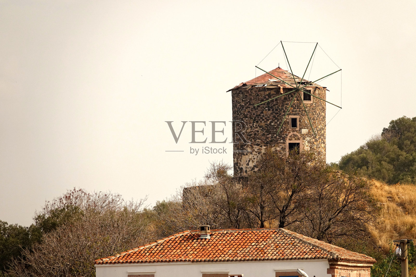 古老的石头风车在山上的天空照片摄影图片