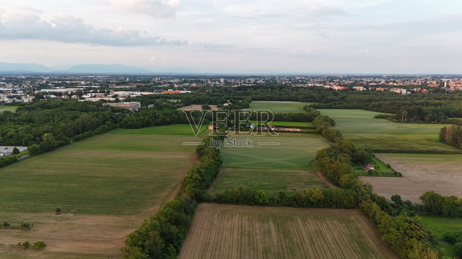从无人机上看到的耕地照片摄影图片