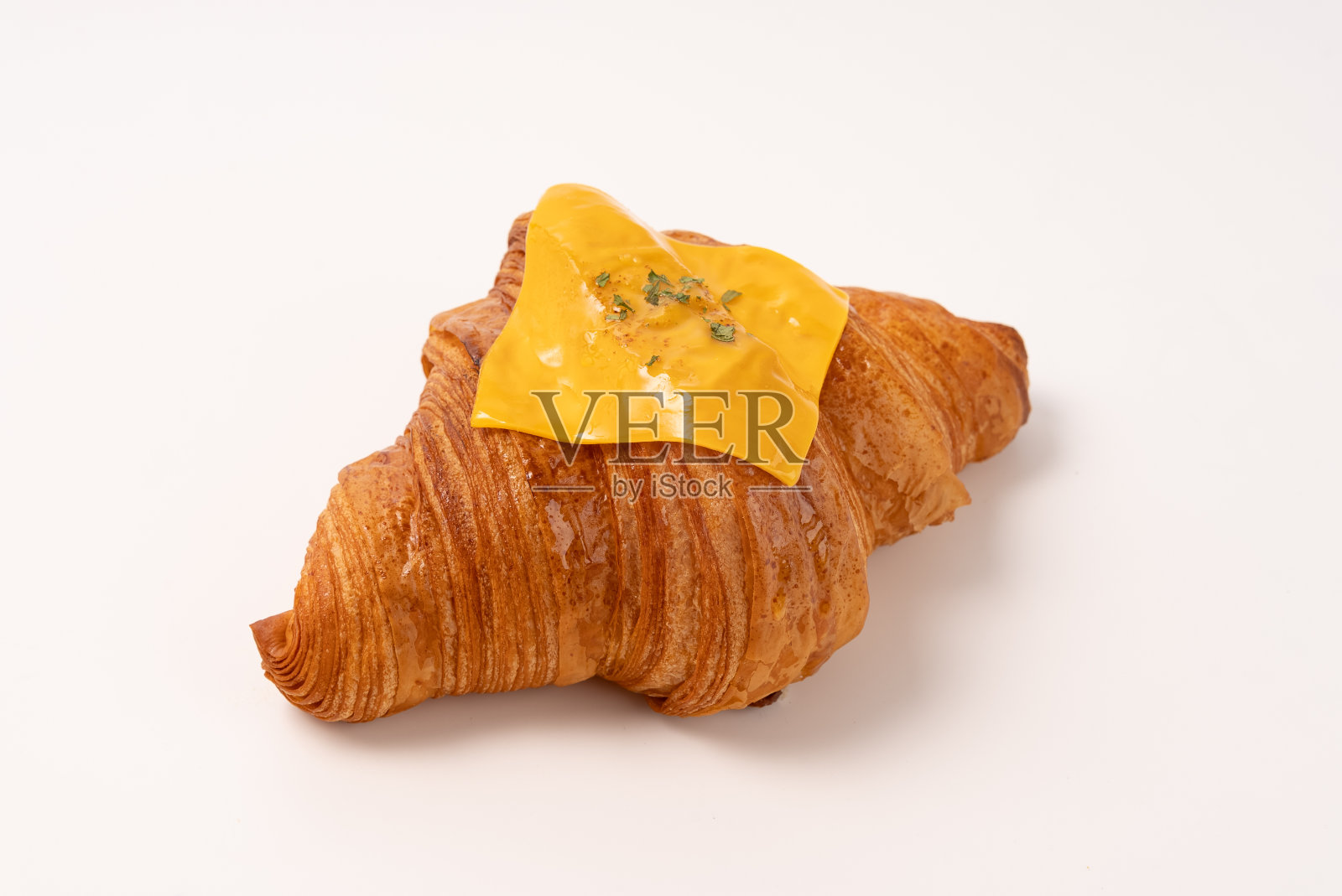 白色背景纸上的奶酪牛角面包照片摄影图片