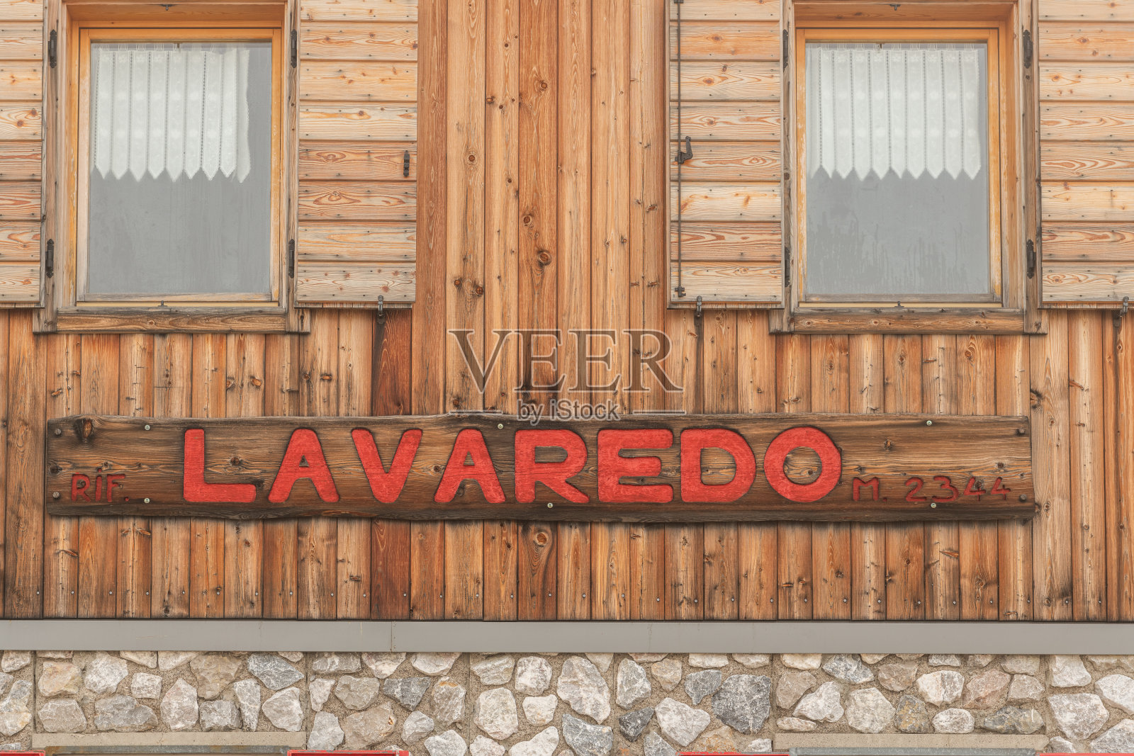 详细查看铭牌上的意大利拉瓦雷多山小屋附近的德雷兹宁，三犯罪山中的白云岩。照片摄影图片