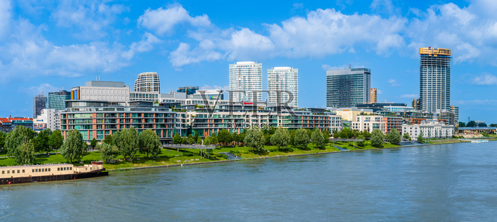 斯洛伐克布拉迪斯拉发的Eurovea复杂滑水道照片摄影图片