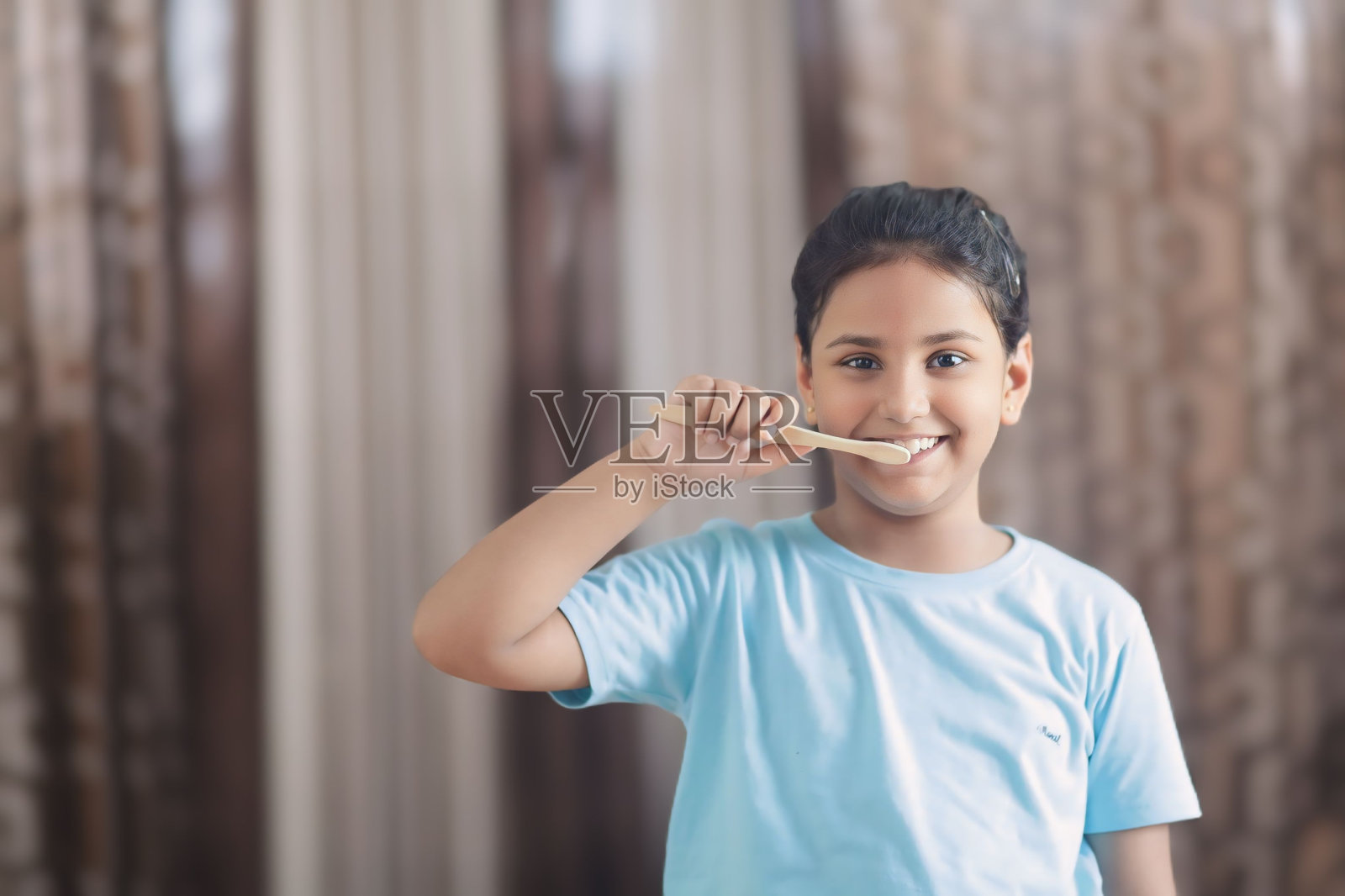 一个女孩在涂牙膏照片摄影图片