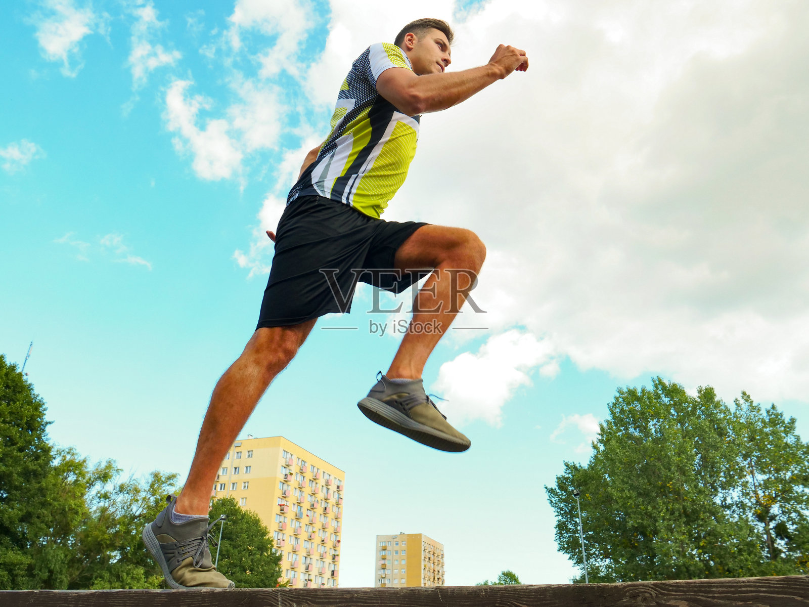 年轻人在公园里跑步照片摄影图片